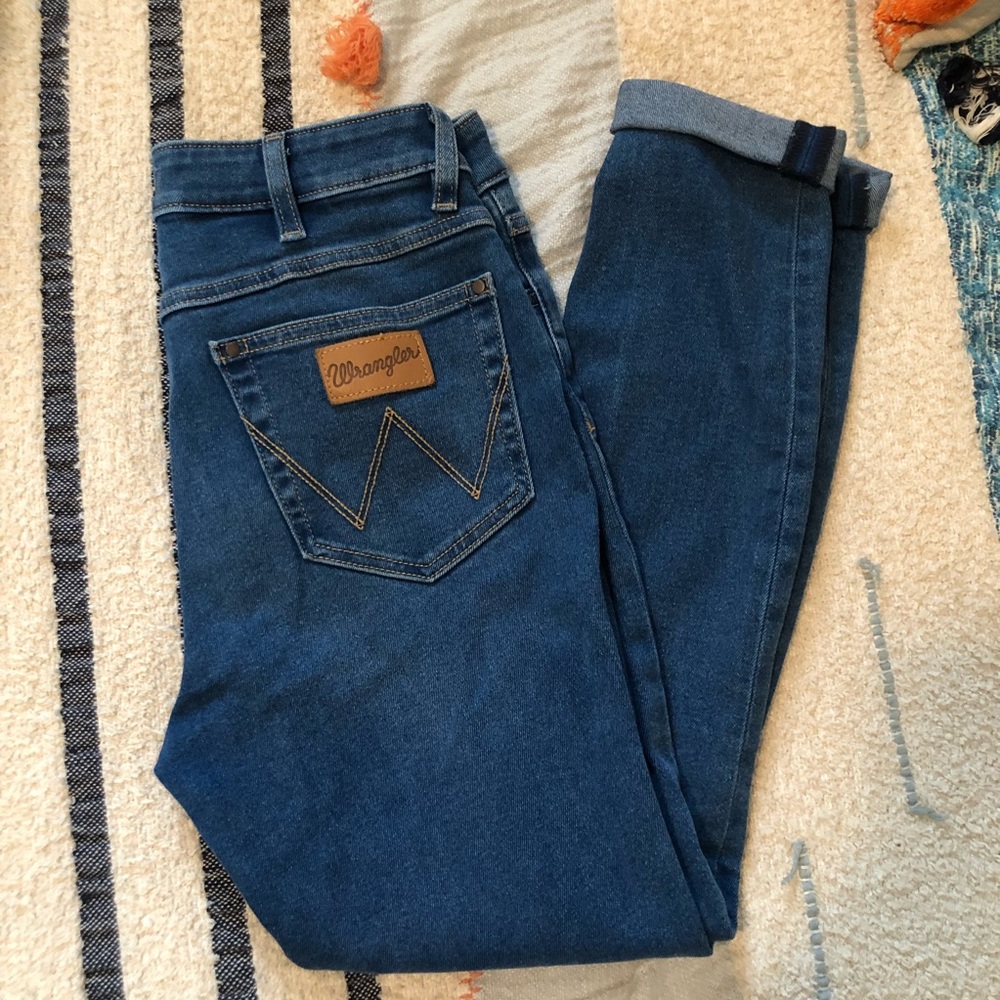 SIZE 28 HIGH WAISTED WRANGLER SKINNY JEANS